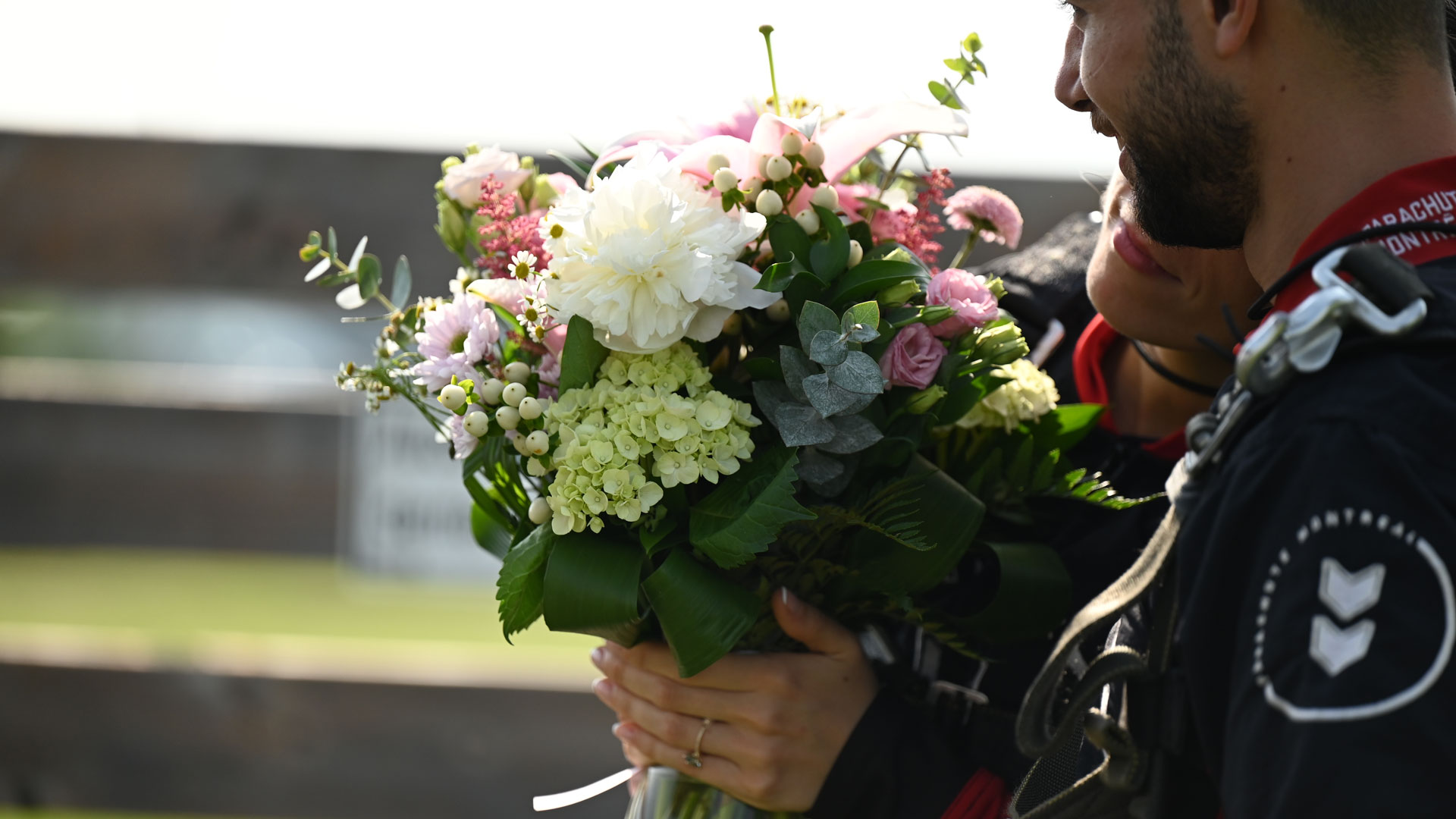 Claire et Soha&iuml;b avec un bouquet de fleurs